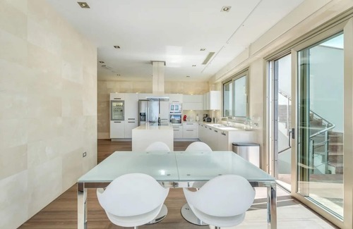 San Eugenio Villa | Superbe villa moderne avec piscine à débordement chauffée, ascenseur, salle de gym, sauna, bain à remous