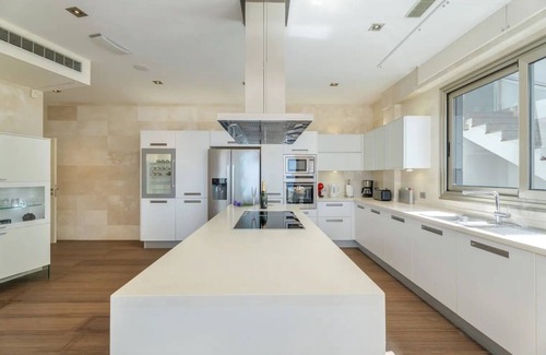 San Eugenio Villa | Superbe villa moderne avec piscine à débordement chauffée, ascenseur, salle de gym, sauna, bain à remous