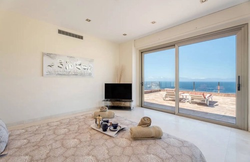 San Eugenio Villa | Superbe villa moderne avec piscine à débordement chauffée, ascenseur, salle de gym, sauna, bain à remous