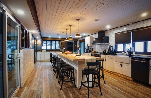 East Stroudsburg Cabine | Heated Private Indoor Pool 24/7/365|Hot Tub