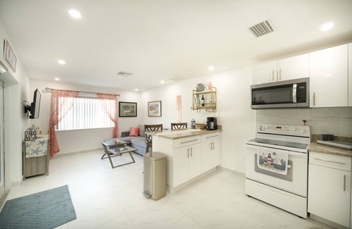 Caloosahatchee Appartement | Heated Pool Hangout half mile from Downtown Cape Coral ---NEWLY RENOVATED---