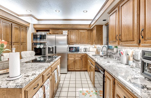 Wheatland Maison | HEATED POOL, HOT TUB, AMAZING TURF, GAMES GALORE LUXURY VILLA IN OKC