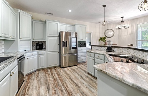 Azle Maison | Heated Pool, Hot tub, 17 beds, Pickleball, 2 Game Rooms, Arcades