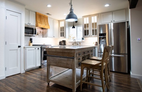 Little Forest Hills Maison | Heated pool, hot tub, large deck, pond, sleeps 7, Near Dallas Arboretum