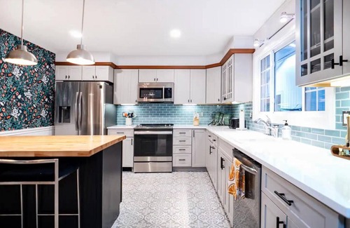 Freehold Maison | Heated Pool, Hot Tub & Mountain Views on 15 Acres! New Listing Special!