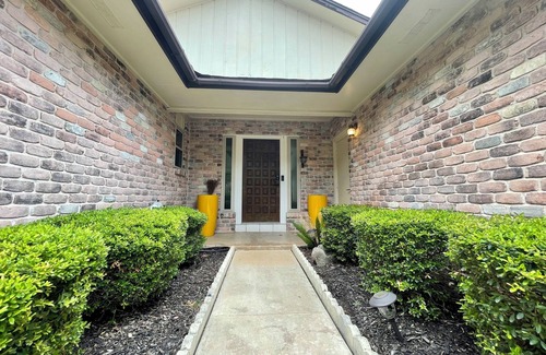 Hidden Forest Maison | Heated pool & hot tub close to six flags!