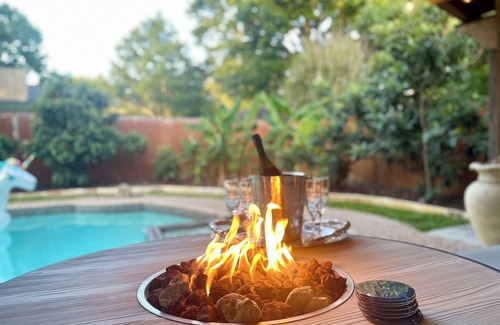 Hidden Forest Maison | Heated pool & hot tub close to six flags!