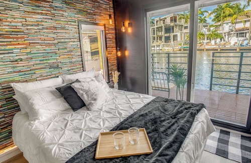 Hendricks and Venice Isles Maison | Heated Pool+HOUSE BOAT! 1 Mile To Beach/Las Olas!