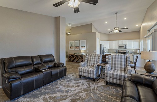 Gilbert Maison | ~Private Heated Pool/Spa, King bed, Ping Pong, Excellent Location!