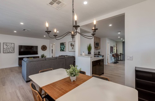 Village Grove Maison | ☆ Heated Pool & Spa! Putting Green! Pool Table! Ping Pong! The Sweet Life ☆