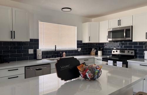 Paradise Maison | HEATED Pool, Spacious home 7 MIN to airport*