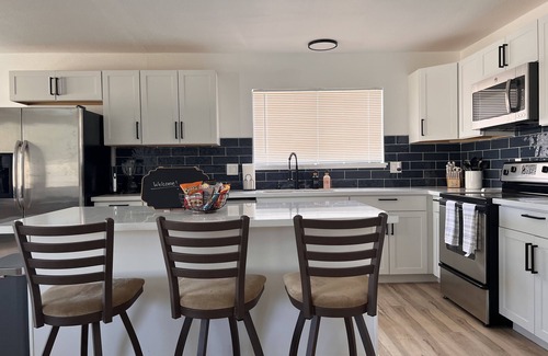 Paradise Maison | HEATED Pool, Spacious home 7 MIN to airport*