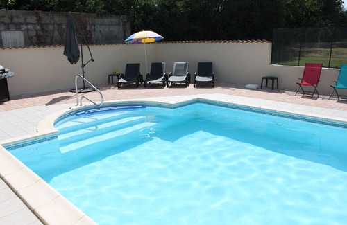 Boutenac-Touvent Maison | Piscine privée chauffée, Wi-Fi gratuit, hébergement spacieux pour 8 personnes