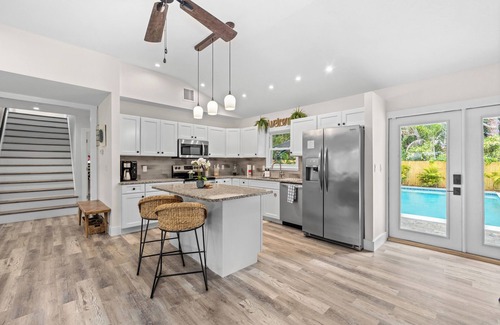 River District Maison | Heated Saltwater Pool - Arcade - Pets - 2 King Beds - 75" TV - IMG - Near AMI