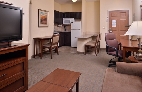 Central Oklahoma City Copropriété | Heated Saltwater Pool. Hot Tub. Free Breakfast Buffet Daily.