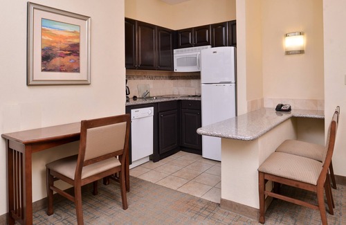 Central Oklahoma City Copropriété | Heated Saltwater Pool. Hot Tub. Free Breakfast Buffet Daily.