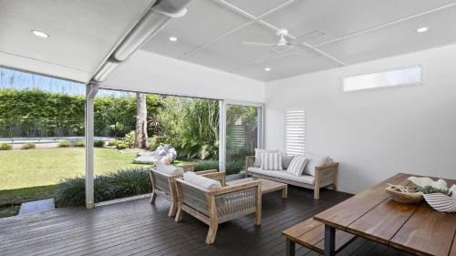 Bateau Bay Maison | Heated Swimming Pool and Walk To Beach