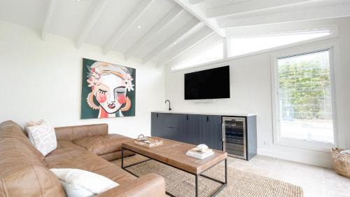 Bateau Bay Maison | Heated Swimming Pool and Walk To Beach