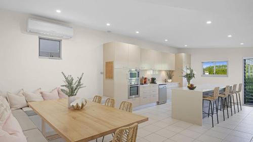 Bateau Bay Maison | Heated Swimming Pool and Walk To Beach