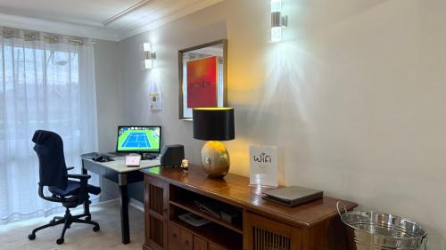 Marsfield Maison | Heated toilet seat - Air Conditioning- Hot Tub Spa - Dryer - Electrical BBQ Grill - Pool - Arcade Games at Golden Swan Holiday House
