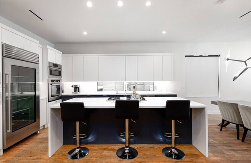 OST - South Union Maison | Heaven in Houston + St Zane Duplex Estate – 9BR, Pool, Sleeps 30+