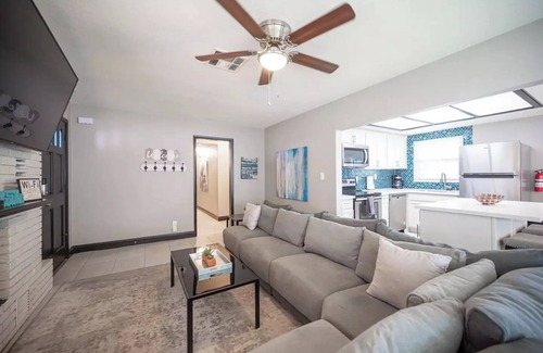 Townsite Maison | Heavenly 4 bedroom, walk to shopping & downtown!!