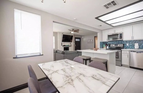 Townsite Maison | Heavenly 4 bedroom, walk to shopping & downtown!!