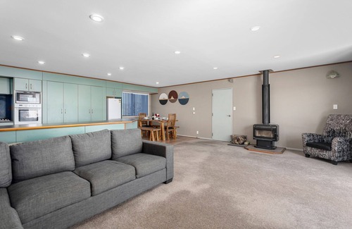 Whakatane Maison | Heavenly on Riverside - Whakatāne Holiday Home