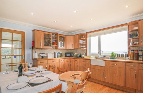 Hallin Maison | HEBRIDEAN VIEW, pet friendly, with open fire in Dunvegan