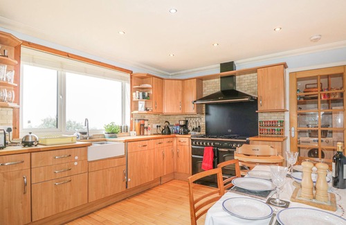 Hallin Maison | HEBRIDEAN VIEW, pet friendly, with open fire in Dunvegan