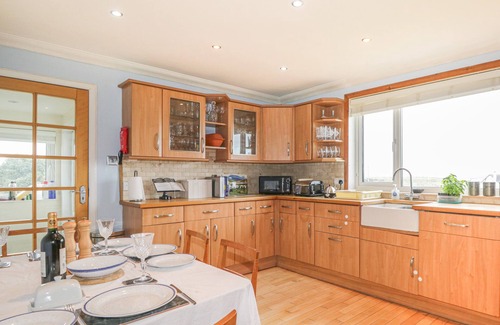 Hallin Maison | HEBRIDEAN VIEW, pet friendly, with open fire in Dunvegan