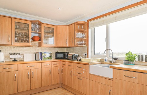 Hallin Maison | HEBRIDEAN VIEW, pet friendly, with open fire in Dunvegan