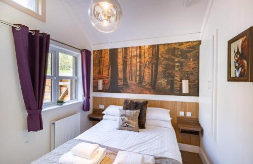 Cupar Appartement | Hedgehog Lodge with Hot Tub