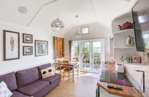 Cupar Appartement | Hedgehog Lodge with Hot Tub