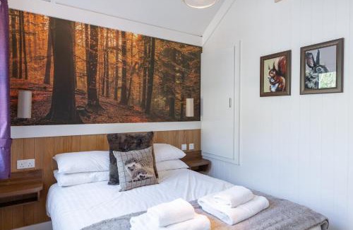 Cupar Appartement | Hedgehog Lodge with Hot Tub