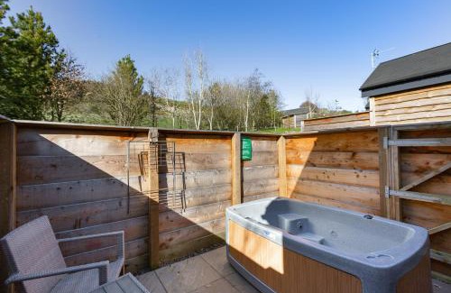 Cupar Appartement | Hedgehog Lodge with Hot Tub