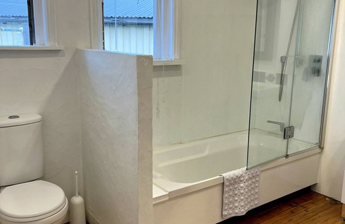 Springlands Maison | Hedgerows House. Blenheim Strawberry Farm accommodation!