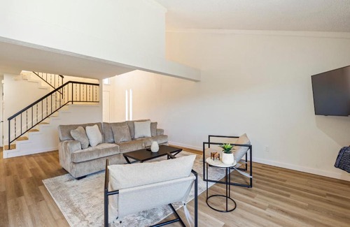 Central Oklahoma City Maison | Hefner Lake Townhome, trails, restaurants, shopping