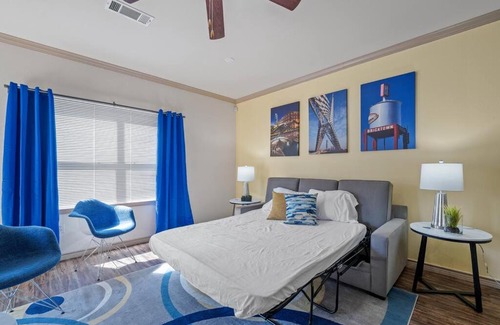 Downtown Oklahoma City Appartement | HEIRS VENTURES: Midtown . Near Hospitals . Pets OK* . W/D . 55” TV