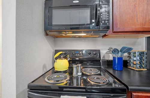 Downtown Oklahoma City Appartement | HEIRS VENTURES: Midtown . Near Hospitals . Pets OK* . W/D . 55” TV