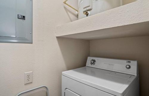 Downtown Oklahoma City Appartement | HEIRS VENTURES: Midtown . Near Hospitals . Pets OK* . W/D . 55” TV