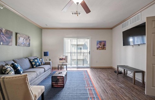 Downtown Oklahoma City Appartement | HEIRS VENTURES : PATRIOT - Near Civic Center . Museum . Oklahoma City Thunders . Self Check-In . With Washer and Dryer