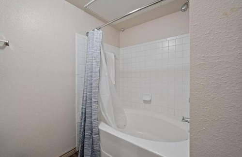 Downtown Oklahoma City Appartement | HEIRS VENTURES : Patriot . Near Civic Center . Museum . OKC Thunder Arena . With Washer and Dryer