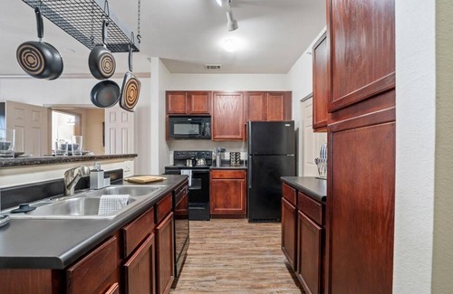Downtown Oklahoma City Appartement | HEIRS VENTURES : Patriot . Near Civic Center . Museum . OKC Thunder Arena . With Washer and Dryer
