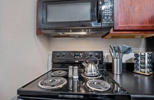 Downtown Oklahoma City Appartement | HEIRS VENTURES : Patriot . Near Civic Center . Museum . OKC Thunder Arena . With Washer and Dryer