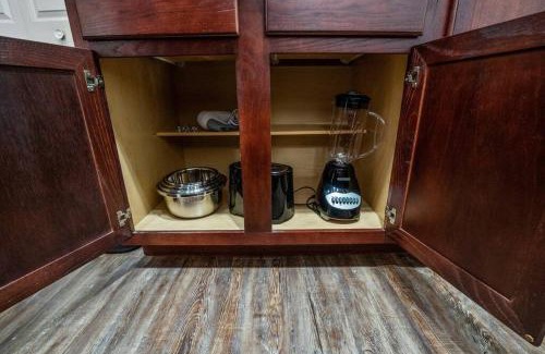 Downtown Oklahoma City Appartement | HEIRS VENTURES : Patriot . Near Civic Center . Museum . OKC Thunder Arena . With Washer and Dryer