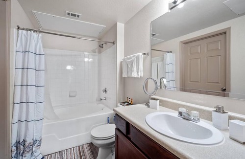 Downtown Oklahoma City Appartement | HEIRS VENTURES : WESTERN - 4mins from OKC Thunder Arena . King Bed . Pet Friendly . With Pool