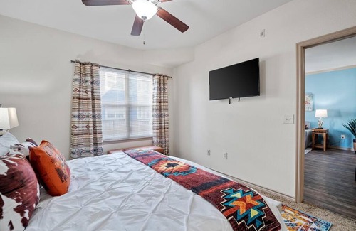 Downtown Oklahoma City Appartement | HEIRS VENTURES : WESTERN - 4mins from OKC Thunder Arena . King Bed . Pet Friendly . With Pool