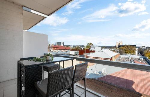Adelaide Central Business District Maison | Helena House - A Spacious Urban Retreat