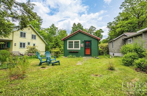 Eagles Mere Cottage | Le cottage pittoresque de Sears "Helena's", à un seul niveau, en diagonale en face du Sweet Shoppe dans Eagles Mere.